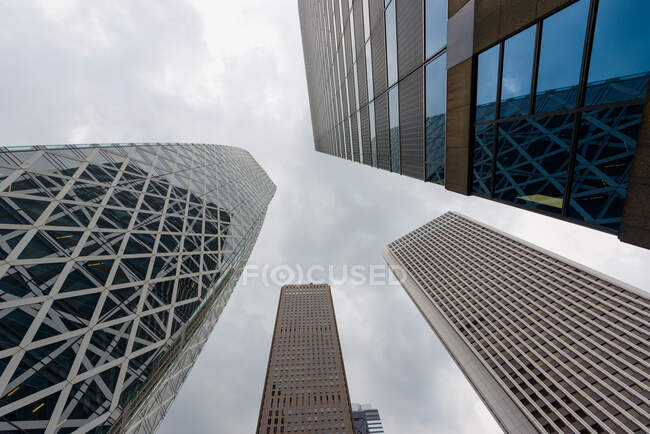 Edificios modernos contra el cielo nublado - foto de stock
