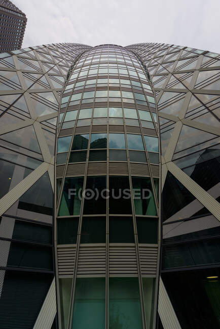 Dal basso edificio dal design moderno con pareti e finestre in vetro in Giappone — Foto stock