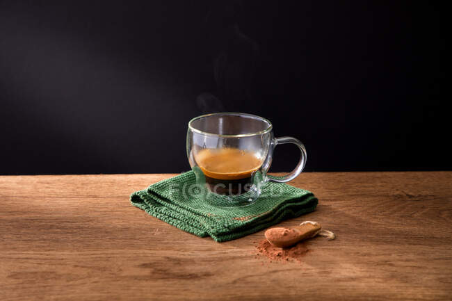 Taza de café y canela sobre mesa de madera - foto de stock