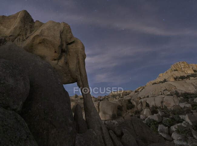 Incredibile formazione rocciosa a forma di elefante nella catena montuosa in Spagna contro il cielo nuvoloso blu nella giornata di sole — Foto stock