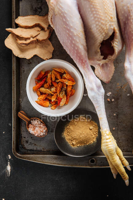 Специи и курица для приготовления карри — стоковое фото