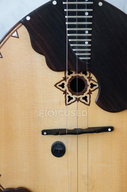 Classic wooden banjo against wall — Stock Photo