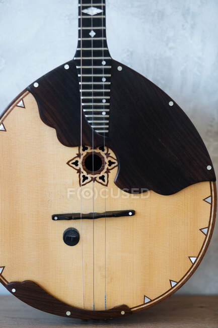 Classic wooden banjo against wall — Stock Photo