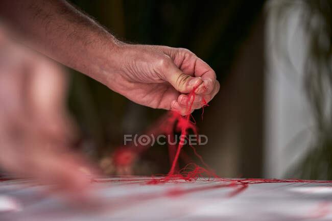 Artigiano maschile che lavora con fili in officina — Foto stock