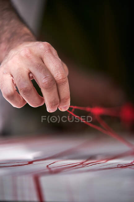 Artigiano maschile che lavora con fili in officina — Foto stock