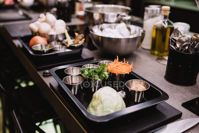 Tablett mit frischem Gemüse für den Kochkurs auf dem Tisch in einem modernen Café in Navarra, Spanien — Stockfoto