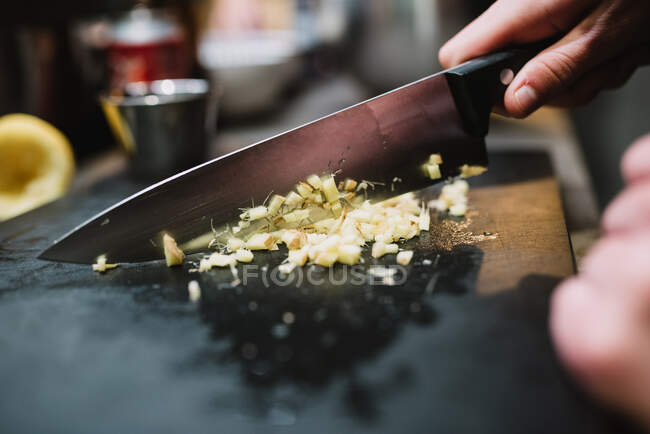 Gros plan personne anonyme hacher des ingrédients frais avec un couteau tranchant pendant le cours de cuisine dans le restaurant cuisine en Navarre, Espagne — Photo de stock