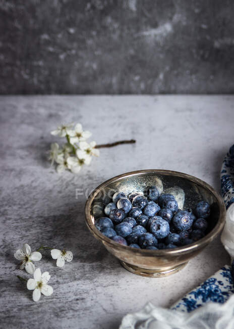 Bowl with fresh blueberry on table — Stock Photo