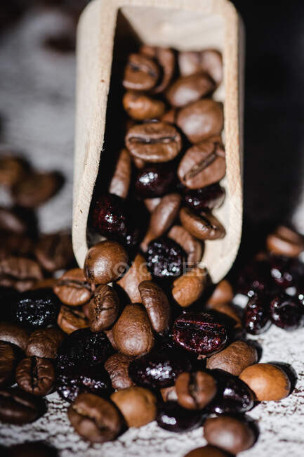 Кофейные зерна и деревянный совок — стоковое фото
