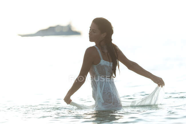 Mujer feliz bailando en agua de mar - foto de stock