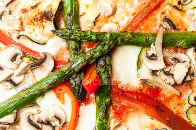 Leckere vegetarische Pizza auf dem Teller — Stockfoto