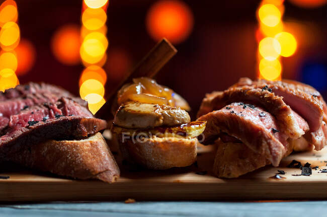 Fleischsandwiches an Bord serviert — Stockfoto