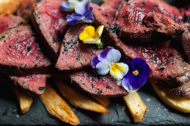 Carne com torradas e batatas fritas — Fotografia de Stock