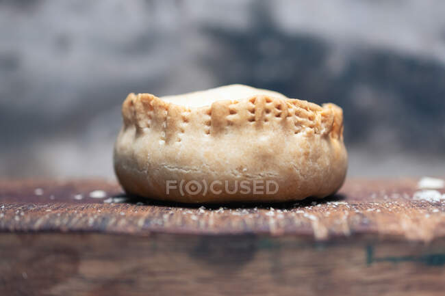Closeup yummy small pie with crispy crust placed on table in bakery — Stock Photo