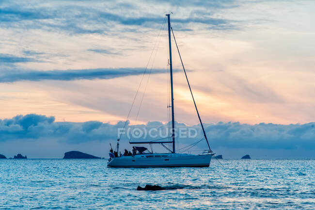 Современная яхта, плавающая в синем море — стоковое фото