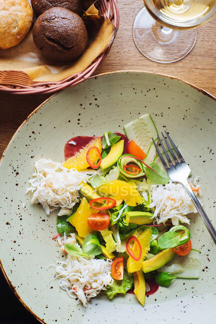 Вид зверху апетитний здоровий барвистий салат зі свіжими овочами та фруктами та подрібненою куркою, подається в мисці — стокове фото