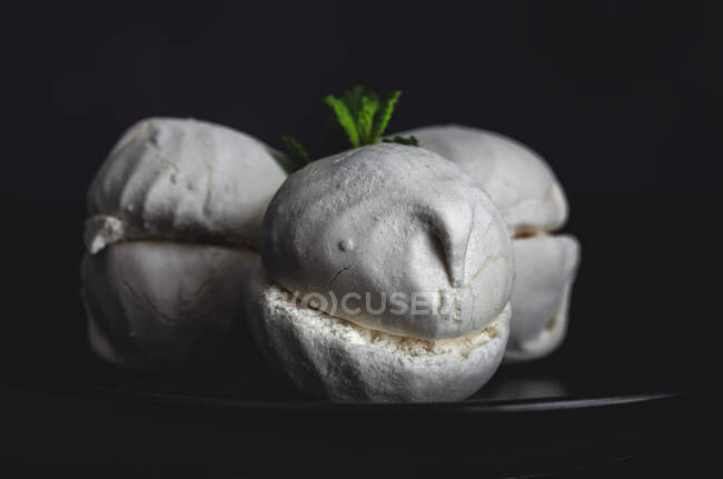 Du Zefir blanc ou Zephyr, dessert traditionnel russe à la menthe sur fond noir — Photo de stock
