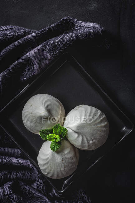 Dall'alto Zefir bianco fatto in casa o Zephyr, dessert tradizionale russo con menta su sfondo nero — Foto stock