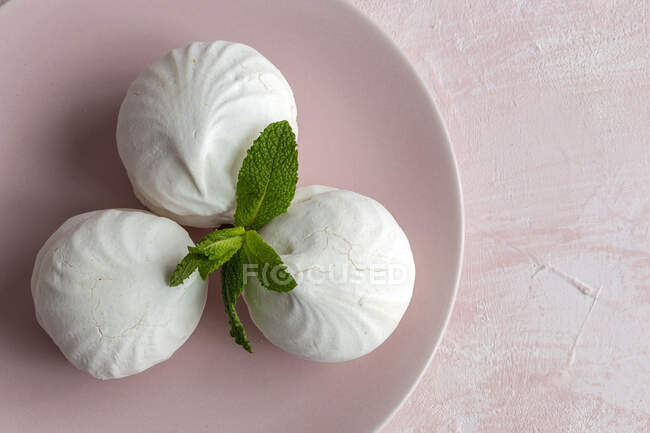 From above top view of homemade white Zefir traditional russian dessert with mint on pink background — Stock Photo