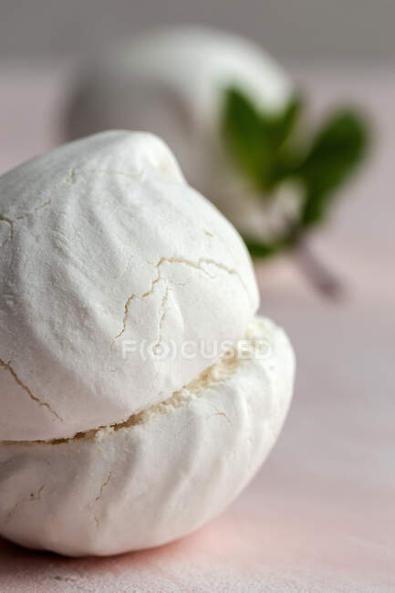 Homemade white Zefir традиційний російський десерт з монетним двором на рожевому тлі — стокове фото