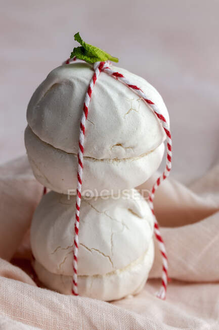 Гомемадний білий зефір традиційний руський десерт утримується за допомогою невеликої мотузки на рожевому тлі. — стокове фото