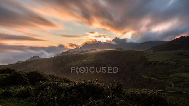 Majestueuse chaîne de montagnes contre le ciel couvert dans la nature au coucher du soleil — Photo de stock