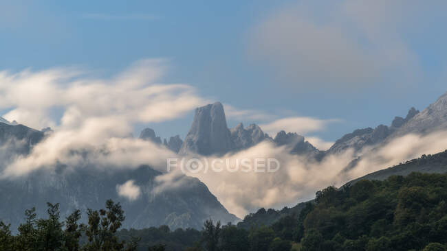 Величний гірський хребет проти хмарного неба протягом дня у природі — стокове фото