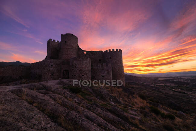 Besichtigung der mittelalterlichen Burgruine vor wolkenverhangenem Himmel in der Landschaft von Toledo — Stockfoto