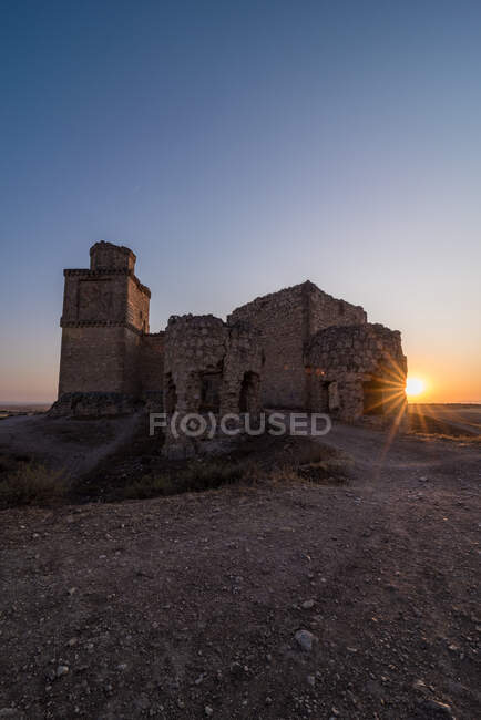 Бачачи середньовічний зруйнований замок проти безхмарного сонячного неба у сільській місцевості Толедо. — стокове фото