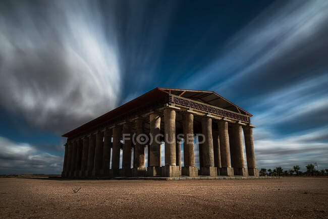 Vue panoramique à longue exposition de la ruine de l'ancien temple contre un ciel nuageux — Photo de stock