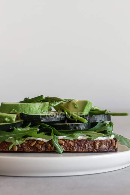 Sándwich saludable con verduras y hierbas verdes - foto de stock