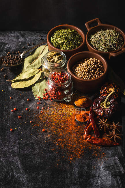 Zusammensetzung von oben mit verschiedenen Arten von natürlichen aromatischen Gewürzen auf Schieferoberfläche Hintergrund — Stockfoto
