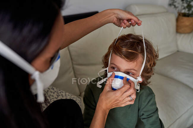 Mutter legt Beatmungsgerät für ihr Kind an, um mögliche Infektionen zu vermeiden — Stockfoto