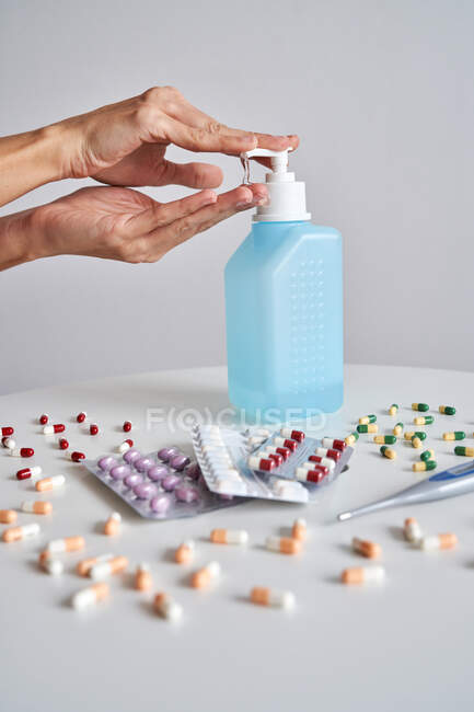 Woman cleaning her hands with alcohol antiseptic gel to prevent infection — Stock Photo