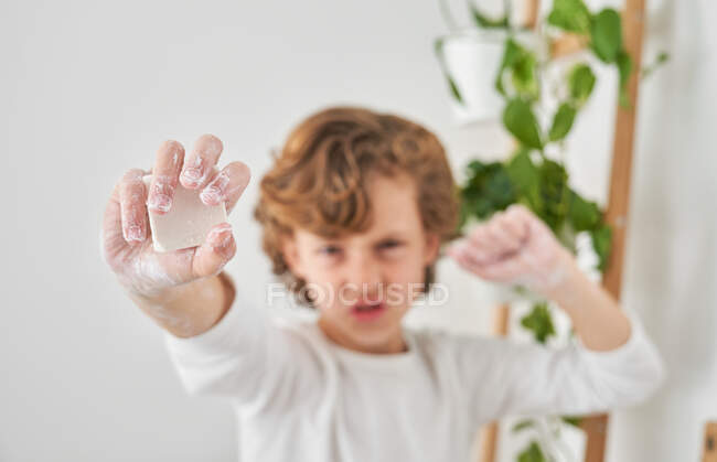 Біле дитя миє руки в кухонній раковині, щоб запобігти інфекції. — стокове фото