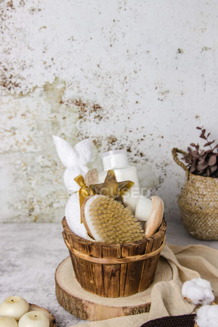 Екологічно чисті аксесуари для ванної кімнати та натуральні косметичні продукти, розміщені на столі — стокове фото