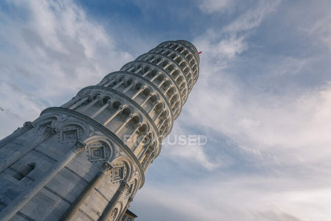 Torre medieval inclinada de Pisa en la Plaza de los Milagros en Pisa - foto de stock
