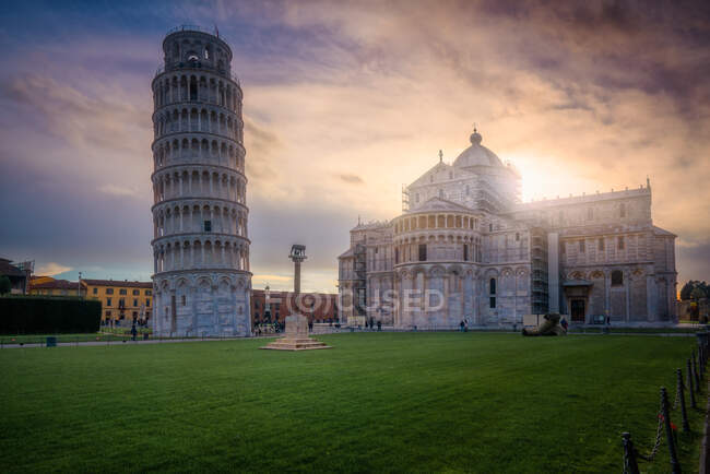 Famous Leaning Tower of Pisa and Pisa Cathedral in puddle — Stock Photo