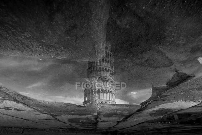 Wunderbare Reflexion des berühmten Schiefen Turms von Pisa in einer Pfütze — Stockfoto