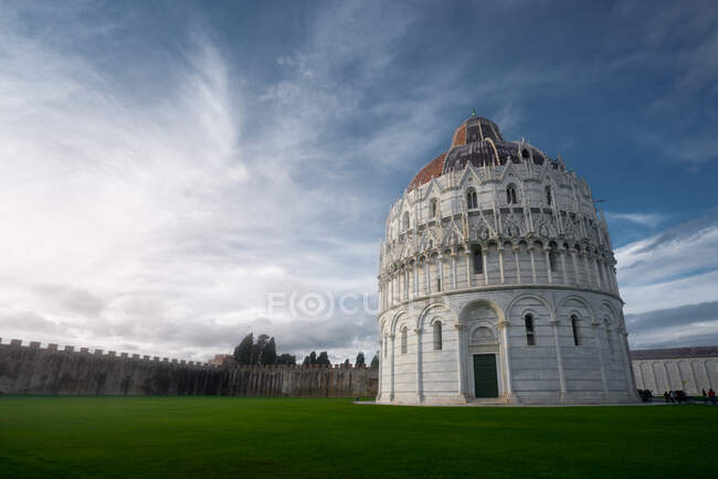 Mittelalterliches Taufbecken auf dem Platz der Wunder in Pisa — Stockfoto
