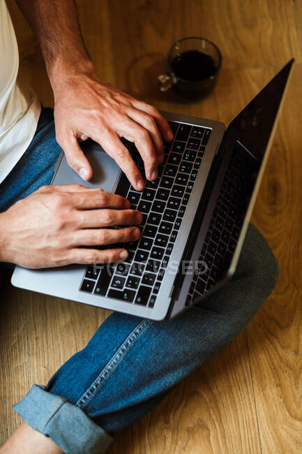 Бородатий фрілансер використовує ноутбук вдома — стокове фото