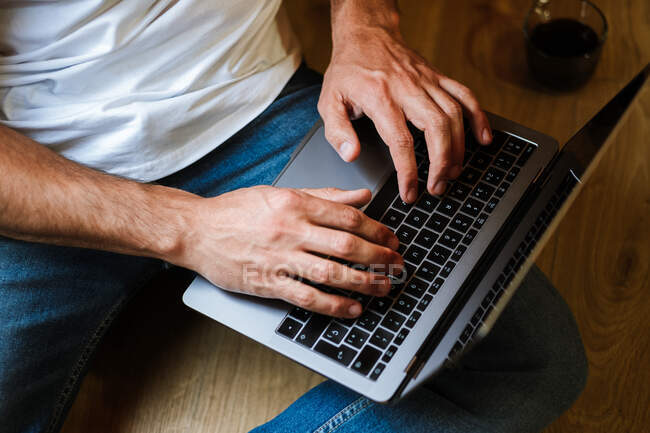 Freelancer barbudo usando laptop em casa — Fotografia de Stock