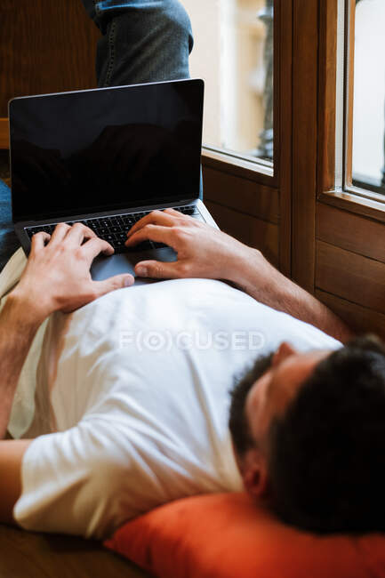 Freelancer usando laptop em casa — Fotografia de Stock