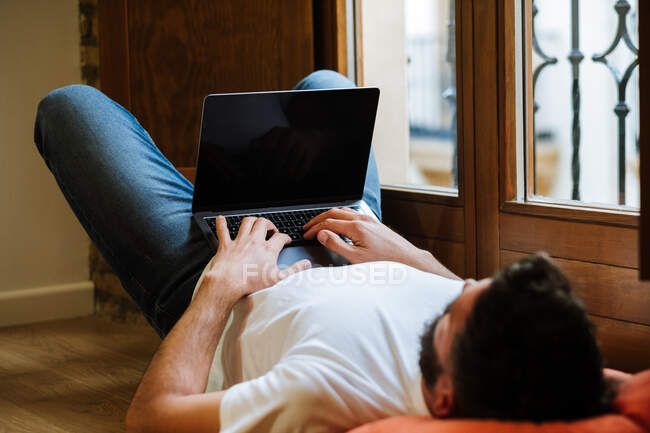 Freelancer usando laptop em casa — Fotografia de Stock