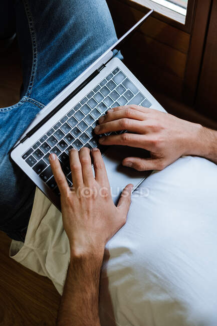 Freelance en utilisant un ordinateur portable à la maison — Photo de stock