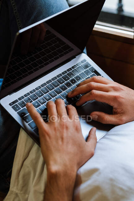 Freelancer usando laptop en casa - foto de stock