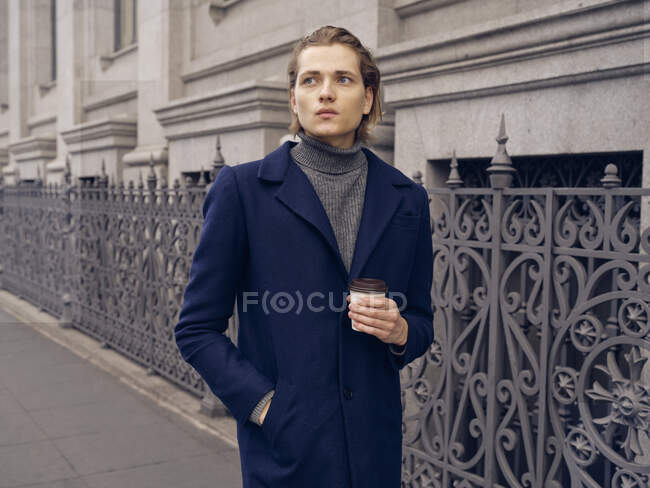 Schöner stylischer Mann mit Kaffee in der Stadt — Stockfoto