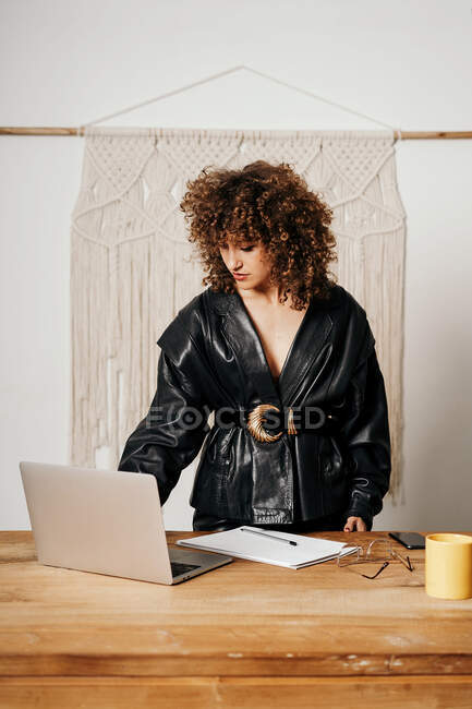 Ganzkörperunternehmerin im Retro-Outfit surft während der Arbeit im Büro am Laptop — Stockfoto
