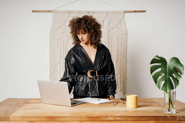 Femme entrepreneur corps complet en tenue rétro navigation ordinateur portable pendant le travail au bureau — Photo de stock