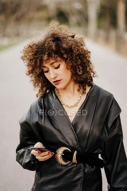 Imprenditrice donna a corpo pieno in abito vintage che cammina su asfalto — Foto stock